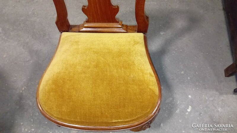 Rendkívül igényes szalon asztal négy darab Queen Anne típusú Chippendale székkel