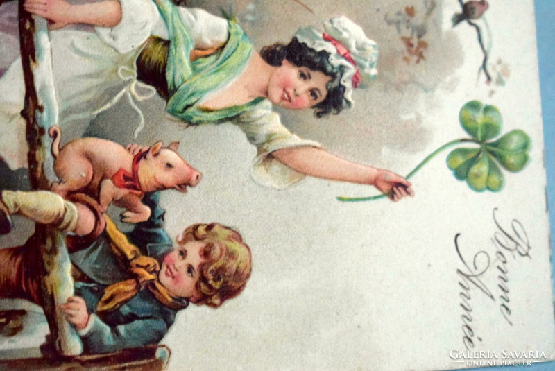 Antik dombornyomott Újévi üdvözlő képeslap - vidám gyerekek, malac, 4levelű lóhere ,téli táj