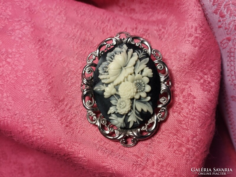 Beautiful flower patterned brooch, pin