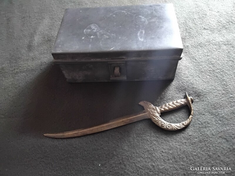 Régi  kis pántos katonai bádog doboz és bronz papírvágó kard egyben eladó