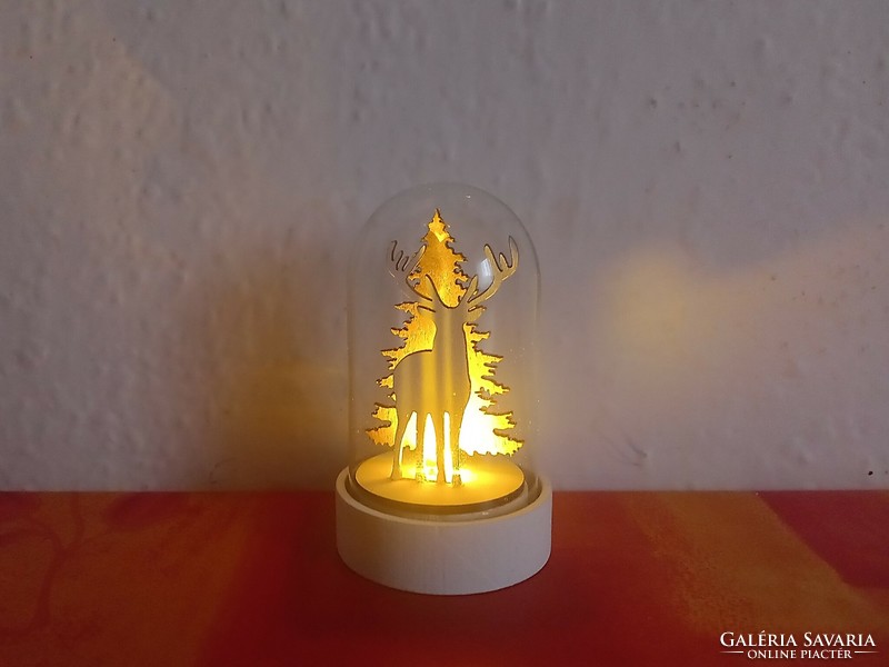 LED-es világító karácsonyi, téli dísz, dekoráció, fenyőfa és szarvas üvegbúra alatt