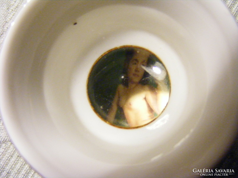 3 db porcelán szakés pohár alján nagyítós erotikus képekkel