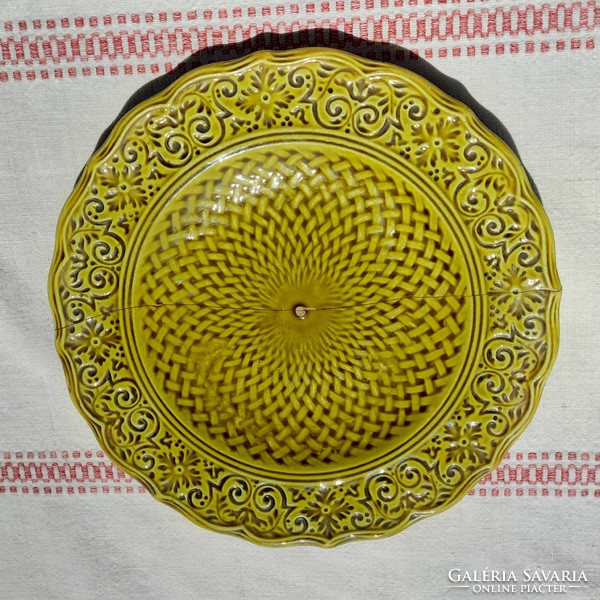 Znaim historicizing majolica small decorative plate, 21 cm in diameter