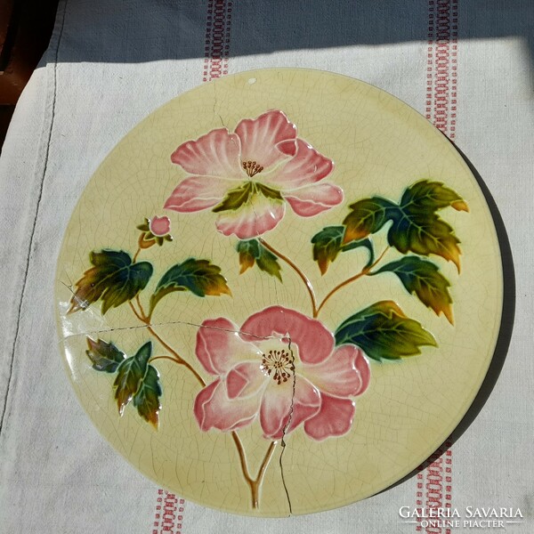 Znaim historicizing majolica large decorative plate, 34 cm in diameter