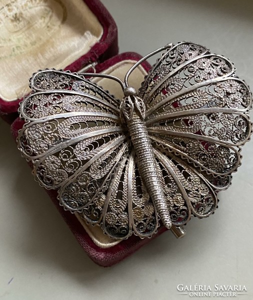 Csodás ezüst pillangó bross