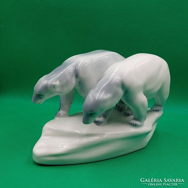 Figurine of a polar bear couple from Géza Nikelszky