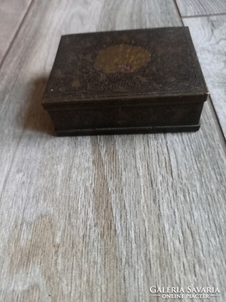 Csodás antik ezüstözött pávás ékszertartó doboz (8,3x6,8x3cm)