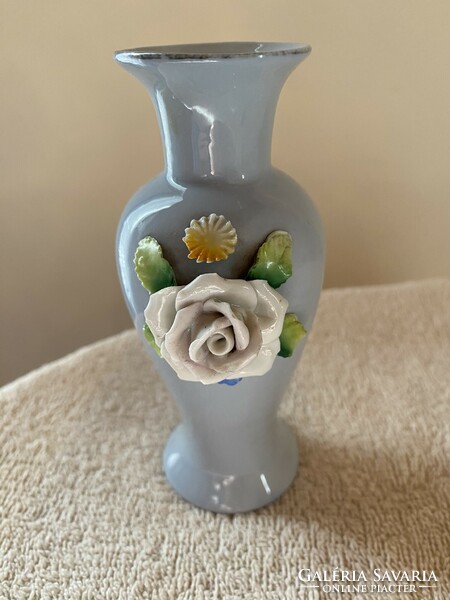 Porcelán kis váza rózsával, halványkék, jelzett
