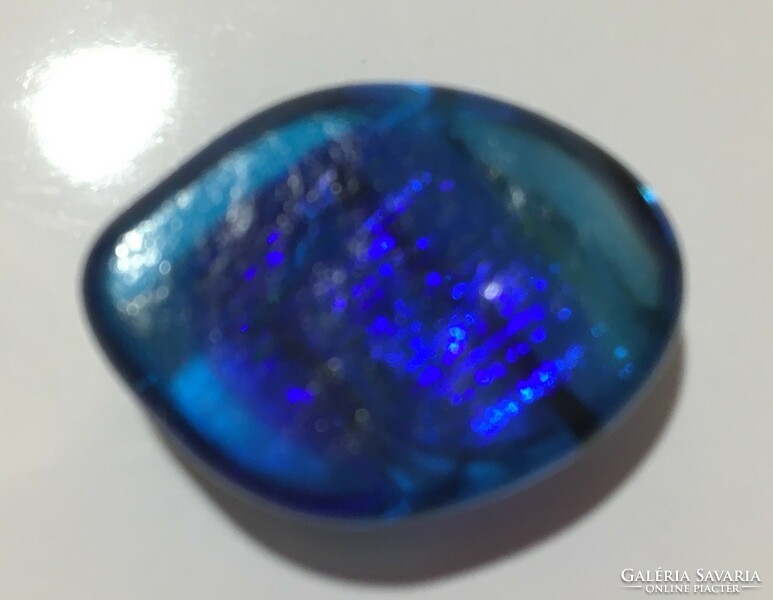 A custom-made craftsman jewel stone can be booked on a deep blue crystal case