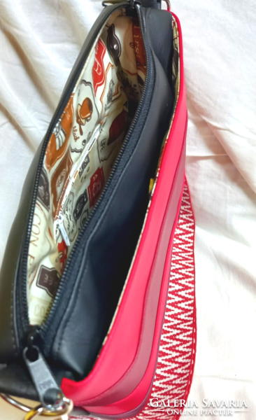 Piros-fekete női oldaltáska, keresztpántos táska piros pánttal