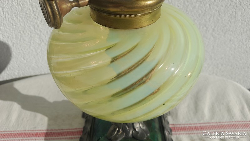 Szecessziós antik üveg asztali petróleumlámpa, üvegtörténeti különlegesség!