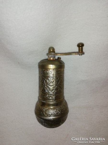 Metal pepper grinder