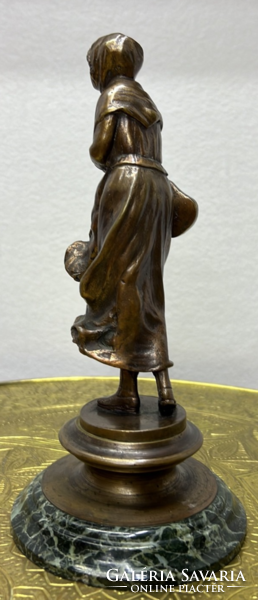 Nő mandolinnal, - Dominique Alonzo száz éves bronz szobra