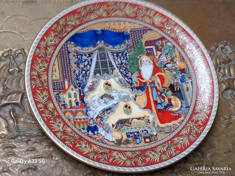 Royal Worcester English porcelain decorative plate with a Christmas scene