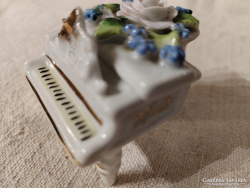 Miniatűr, porcelán zongora - szecessziós jelleggel