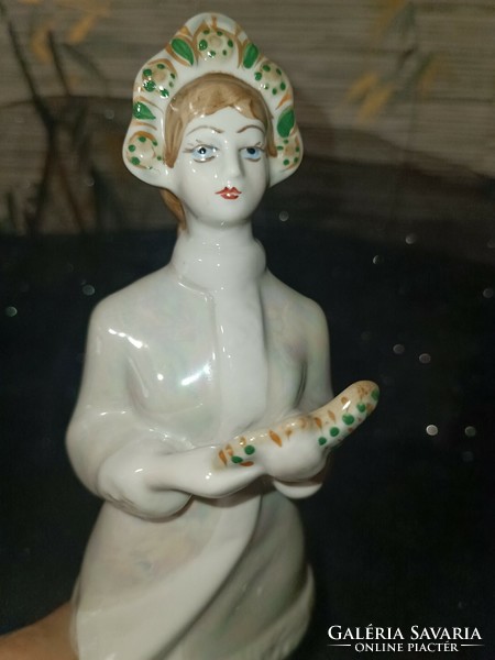 Jelzett nagyméretű porcelán hölgy