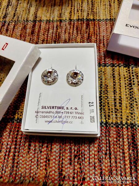 1 pair of silver earrings