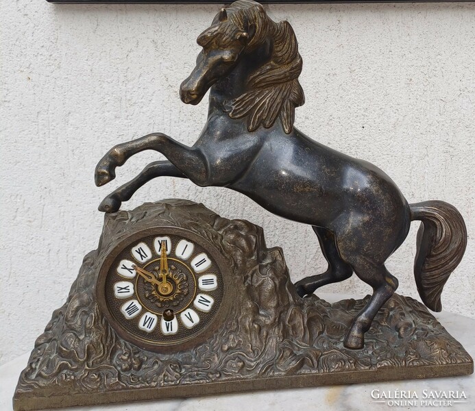 Ló szobor bronz  asztali óra Kandalló óra.Nagy mèretű.