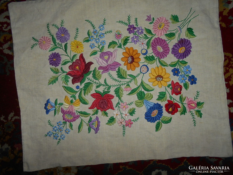 ++++++Beautiful, professionally embroidered decorative cushion cover with a Kalocsa pattern 50 cm x 40 cm - canvas base