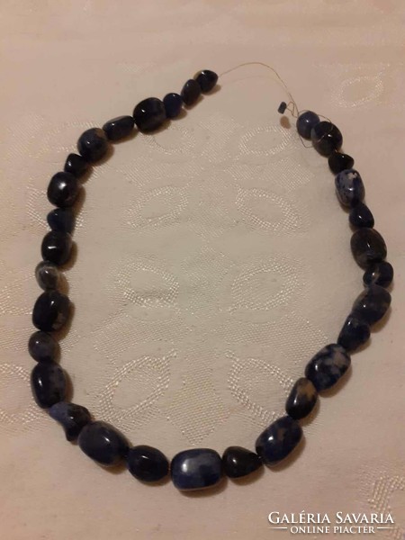 Különböző méretű és formájú, fűzhető lápisz lazuli "gyöngyök"