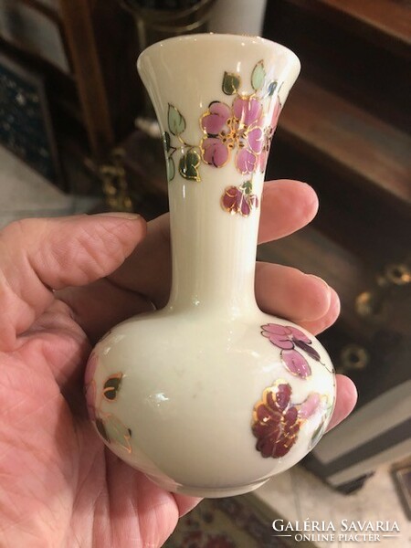 Zsolnay pillangó mintás porcelán váza, 12 cm-es magasságú.