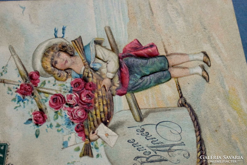 Antik dombornyomott Újévi üdvözlő képeslap -matróz kisfiú rózsás szalmahajóval , tenger