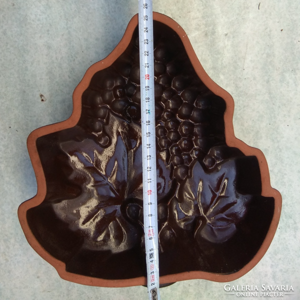 Kerámia sütőforma, asztalközép, szőlőlevél alakú (25x23 cm)
