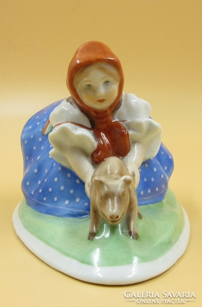 Herendi porcelán figura, kislány malaccal ,jelzett, 13,7 x 8.4 cm, 8, 4 cm magas.