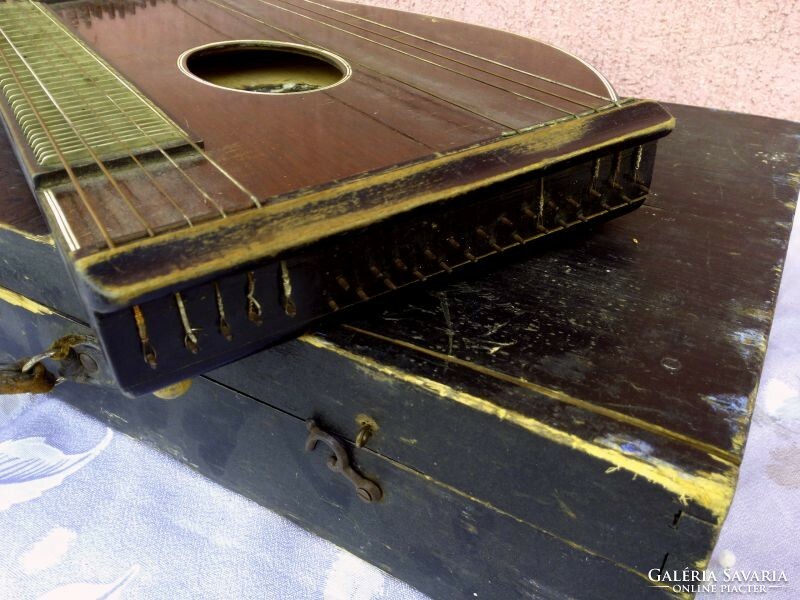 Handcrafted Styrian zither, Steinberg Graz, in condition to be restored. For a musical instrument collection