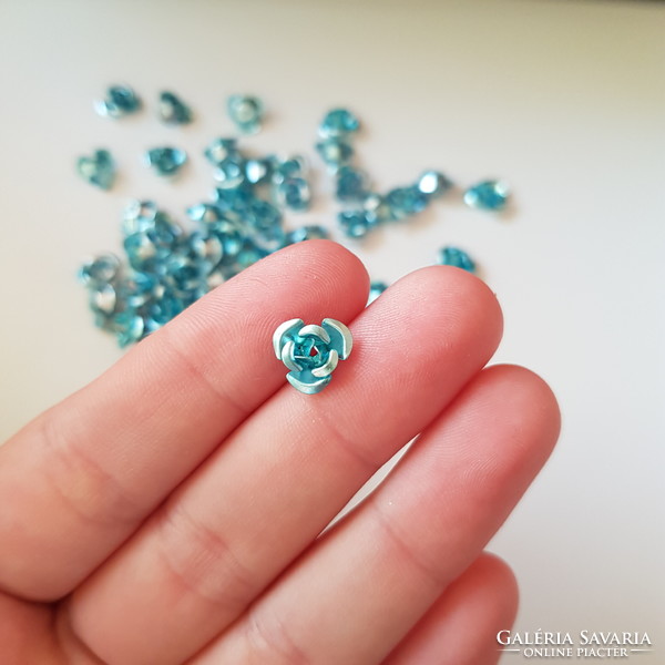 Új, kék színű miniatűr fém rózsa dísz, díszítő elem darabra