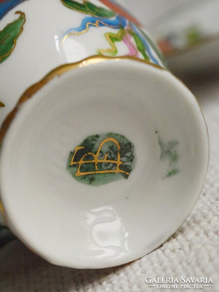 Antik porcelán csésze , kézzel festett virág mintás , aranyozott , 7,4 x 7,2 cm + fül , tál 14cm