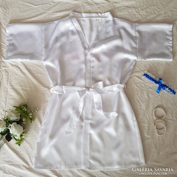 Hófehér menyasszonyi készülődő köntös menyasszony felirattal – kb. M-es