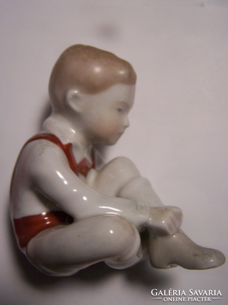 Öltözködő kisfiú- Aquincum porcelán, hibátlan, jelzett