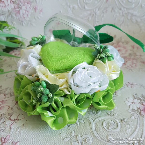 ÚJ, Egyedi készítésű zöld-krém-fehér menyasszonyi örökcsokor és gyűrűtartó szett