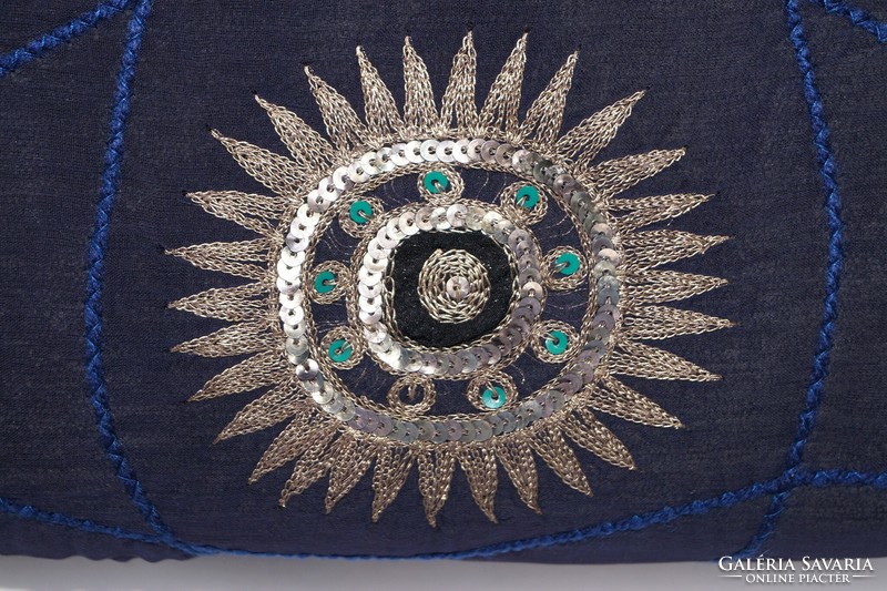 Kék, ezüst, virágos indiai száriból készült, kézzel hímzett, közepes méretű cipzáros női válltáska 2