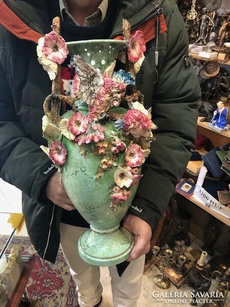 Art nouveau porcelán váza a XIX. század végéről, 45 cm-es magasságú.