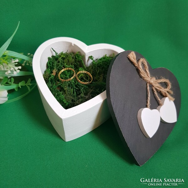Új, szív alakú, szívekkel díszített esküvői gyűrűtartó doboz, faládika mohával
