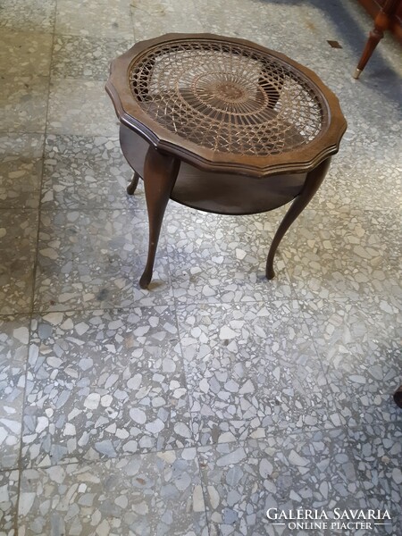 Baroque rattan table with a diameter of 60 cm and a height of 55 cm