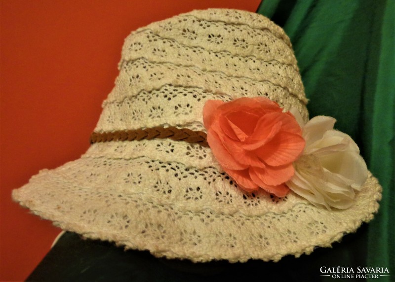Horgolt / fehér / női kalap, piros-fehér rózsákkal.  55-ös méret.