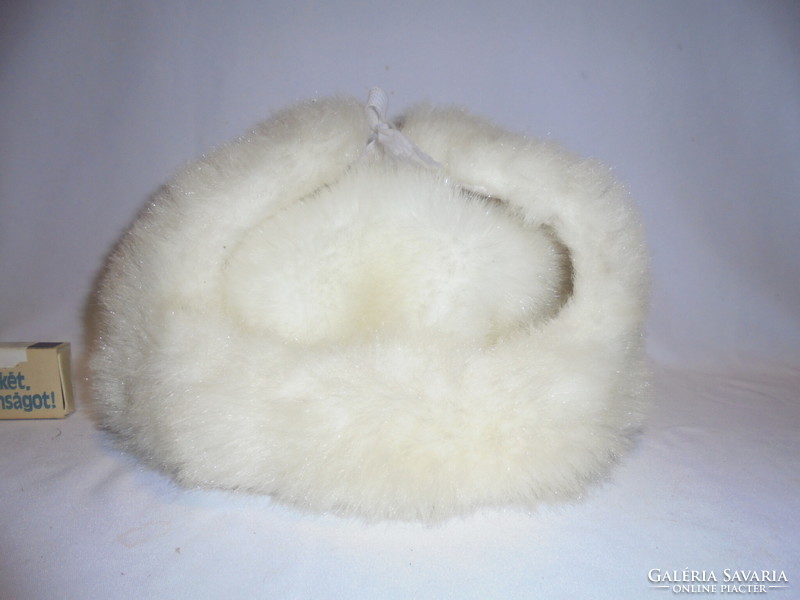 Fehér műszőrme kucsma, téli sapka lehajtható fülvédővel