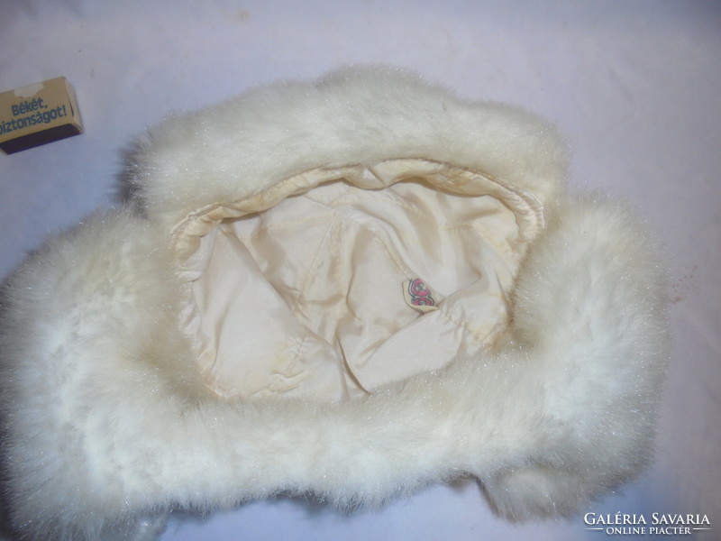 Fehér műszőrme kucsma, téli sapka lehajtható fülvédővel