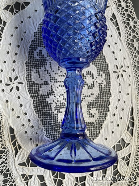 Gyönyörű, arcképes kék üveg talpas pohár, vintage kehely