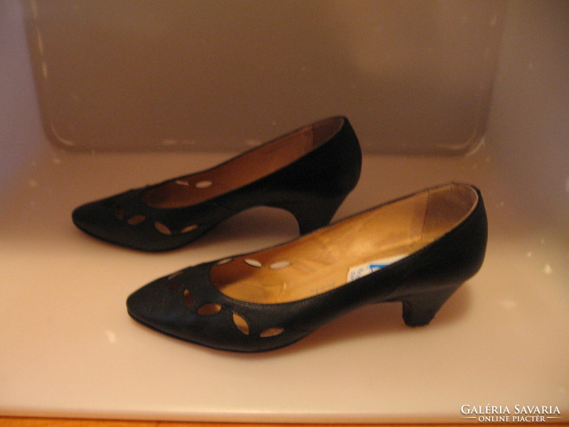 Retro black Szigetvár shoe factory nail shoes size 6