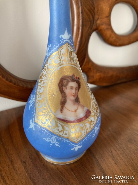Biedermeier milk glass vase - sissi portrait