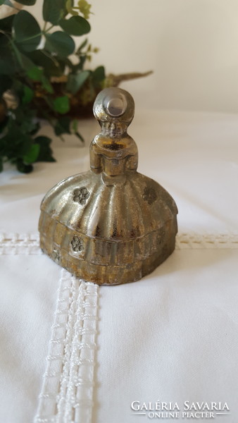 English bronzed lady's bell