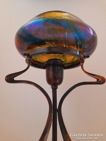 Horváth Márton asztali lámpa, irizált üveg lámpabúra