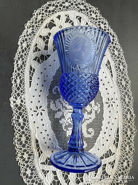 Gyönyörű, arcképes kék üveg talpas pohár, vintage kehely