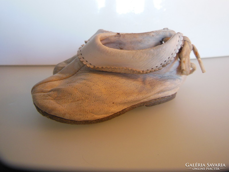 Little shoes - leather - very soft - old - 12 x 6 cm - perfect