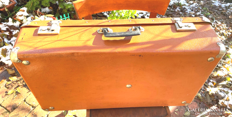 Régi fém csatos, nagy, barna gyártói jelzéssel bőrönd, retro koffer