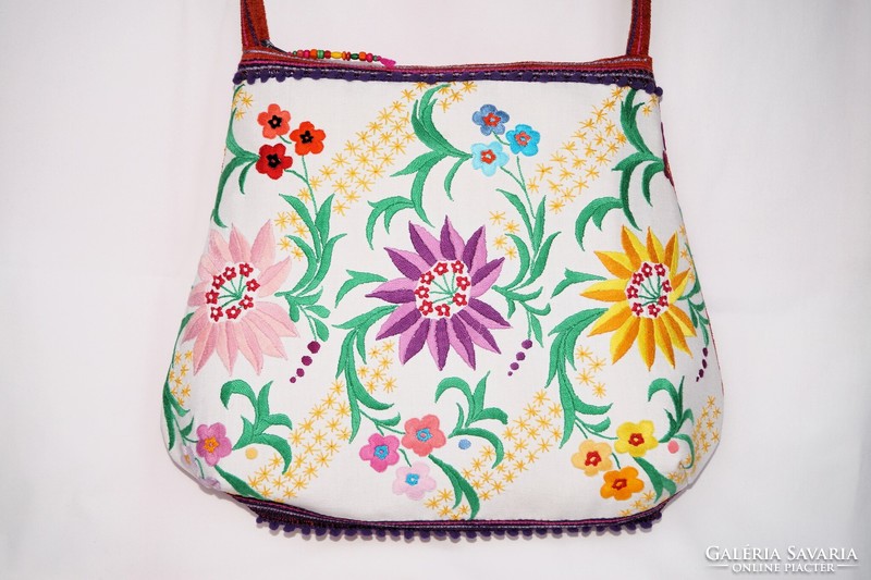 Színes, kézzel hímzett, mezei virágos hímzett textíliából készült, nagy méretű, női pakolós táska
